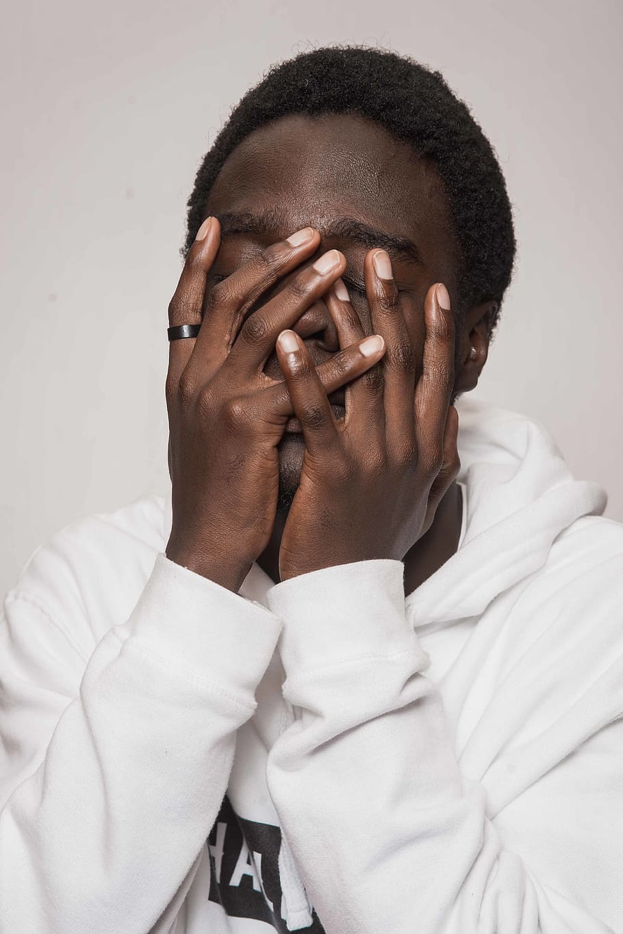 home, tocar, cara, cabell, humà, persona, pentinat afro, dit, cabell negre, mà, coll, tall de cabell, cap, roba, abric, bata de laboratori, perruca, prestatge, orella, barba, piano, una persona, a l'interior, cobertura, tirada al cap, cara oculta, vista frontal, retrat, persones reals, rostre humà, persona irreconeixible, estils de vida, home jove, homes, el cap a les mans, amagar-se, activitat d'oci, tir de l'estudi, mans que cobreixen la boca, mans que cobreixen els ulls, depressió - tristesa, 5K