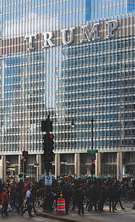 architettura, costruzione, infrastruttura, struttura, istituzione, appartamento, finestre, condominio, Hotel, persone, protesta, rally, polizia, briscola, uguaglianza, strada, semaforo, diritti, esterno dell'edificio, gruppo di persone, struttura costruita, città, persone reali, uomini, giorno, folla, grande gruppo di persone, all'aperto, natura, cielo, a piedi, donne, stili di vita, vita di città, edificio per uffici esterno, grattacielo, 5K, CC0, dominio pubblico, privo di copyright