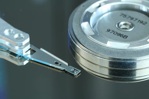 disc dur, disc, muntatge del capçal de la unitat, cap, magnètic, enregistrament, emmagatzematge, dades, plat, eix, electrònica, això, tecnologia, primer pla, metall, comunicació, connexió, cap gent, color plata, a l'interior, ciència, equips informàtics, salut i medicina, part de l’ordinador, ordinador, equipament, text, Internet, plata - metall, tecnologia sense fils, xarxa d’ordinadors, 5K, CC0, domini públic, lliure de regalies