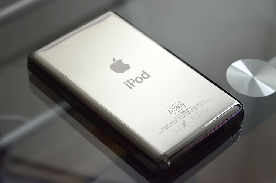 plata, ipod, tocar, 120, gb, poma, electrònica, gadget, música, tecnologia, cap gent, a l'interior, tir de l'estudi, primer pla, comunicació, text, guió occidental, enfocament selectiu, dos objectes, color negre, sol objecte, viatjar, vista d’angle alt, nombre, document, grup d'objectes, connexió, tecnologia sense fils, 1080P