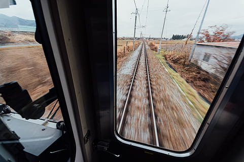 grå togdør, jernbane, togspor, transportmidler, vindue, køretøj, grusvej, grus, vej, tog, terminal, togstation, monorail, koøje, Grand Theft Auto, rust, hjul, legeringshjul, talte, maskine, transportform, jernbanetransport, køretøj interiør, glas - materiale, offentlig transport, tog - køretøj, rejse, gennemsigtig, bil, spore, jernbanespor, land køretøj, ingen mennesker, dag, forrude, udendørs, passagertog, 5K, CC0, offentligt domæne, royaltyfrie