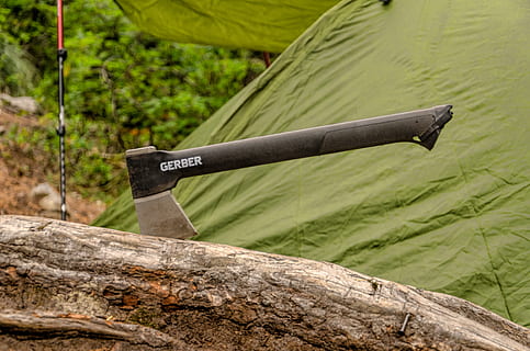 ascia nera di gerber, ascia, strumento, all'aperto, campeggio, Ingranaggio, avventura, escursioni a piedi, accetta, arma, armi, remi, hardware, elettronica, Zappa, lama, ha parlato, macchina, taglia erba, mantello, abbigliamento, pianta, concentrarsi sulle conoscenze acquisite, giorno, legno - materiale, albero, nessuno, natura, metallo, avvicinamento, comunicazione, terra, tronco d'albero, foresta, tronco, colore verde, testo, legna, cartello, 4K, CC0, dominio pubblico, privo di copyright