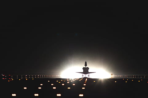 fliegend, Flugzeug, Platz, Shuttle, Transport, Ebene, Reise, Nacht-, beleuchtet, Himmel, kopieren sie platz, Silhouette, Lichtanlage, die Architektur, dunkel, Natur, gebaute Struktur, glühend, Licht - natürliches Phänomen, draußen, Stadt, Gebäudehülle, Transportmittel, keine Leute, Linseneffekt, Bühnenlicht, Stadtbild, Bühne, hell, hell erleuchtet, 1080P, CC0, gemeinfrei, lizenzfrei