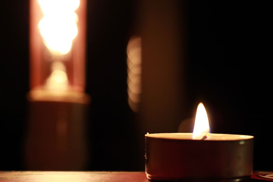pelayaran, cahaya, api, malam, lilin, doa, pembakaran, dalam ruangan, suhu panas, api - fenomena alam, diterangi, tidak ada orang, peralatan penerangan, merapatkan, fokus pada latar depan, gelap, kamar domestik, fokus selektif, alam, fenomena cahaya - alami, bersinar, lampu listrik, interior rumah, 5K