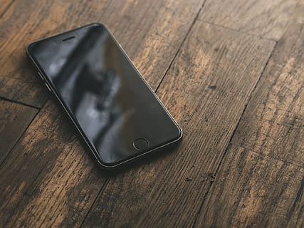 masa, telefon, mobil, obiect, electronic, măr, produs, ecran, atingere, tehnologie, iPhone, lemn - material, vedere în unghi mare, nici o persoana, natură moartă, tehnologia fără fir, în interior, un singur obiect, dispozitiv portabil de informații, a închide, telefon inteligent, culoare neagră, comunicare, lemn, conexiune, zi, telefon mobil, pardoseală, simplitate, rumegus, Piele, accesoriu personal, 1080P, CC0, domeniu public, fără drepturi de autor