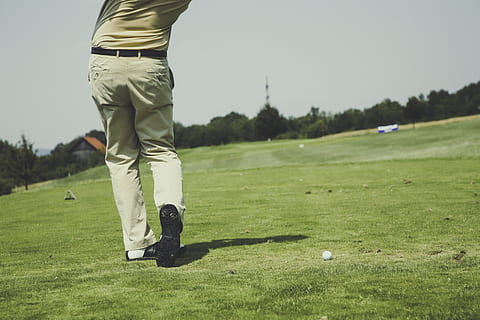 man golfen, golf, gras, sport, golfbaan, vrijetijdsbesteding, een persoon, Golf Club, activiteit, fabriek, een schot maken - sport, staand, golfbal, echte mensen, weekend activiteiten, lage sectie, groen - golfbaan, natuur, groene kleur, bal, golfspeler, bekwaamheid, buitenshuis, 4K, CC0, publiek domein, royaltyvrij