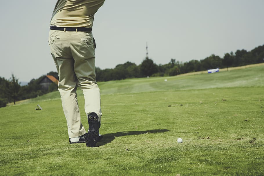 man golfen, golf, gras, sport, golfbaan, vrijetijdsbesteding, een persoon, Golf Club, activiteit, fabriek, een schot maken - sport, staand, golfbal, echte mensen, weekend activiteiten, lage sectie, groen - golfbaan, natuur, groene kleur, bal, golfspeler, bekwaamheid, buitenshuis, 4K