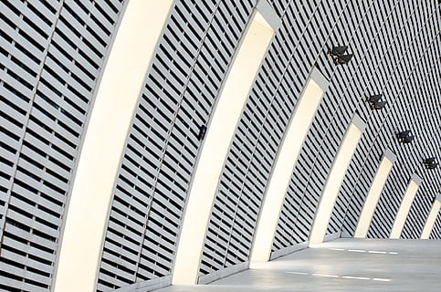 Sonnenlicht auf Fenstern, gare tgv avignon, Avignon, Frankreich, Gebäude, Licht, die Architektur, modernes Design, städtisch, Stadt, gestalten, Wiederholung, sich wiederholend, Gare Avignon, Courbe, ligne, Design, gebaute Struktur, keine Leute, Muster, drinnen, Decke, Flachwinkelansicht, Tag, Wandbau - Funktion, in einer Reihe, Sonnenlicht, beleuchtet, modern, Lichtanlage, architektonische Säule, Wand, 4K, CC0, gemeinfrei, lizenzfrei