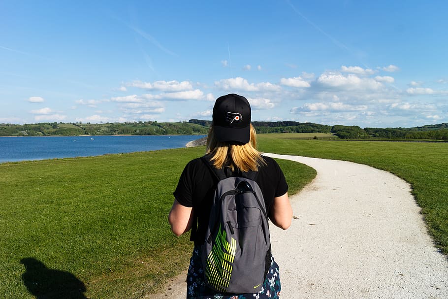 Rucksack, erkunden, Bäume, See, Wald, Wasser, Himmel, Mädchen, Deckel, Stausee, echte Menschen, Natur, eine Person, Freizeitbeschäftigung, Lebensstile, Pflanze, Sonnenlicht, Tag, Stehen, Legere Kleidung, Gras, Taille hoch, grüne Farbe, Landschaft, Land, Schönheit in der Natur, wolke - himmel, Rückansicht, draußen, verdecktes Gesicht, Frisur, 4K