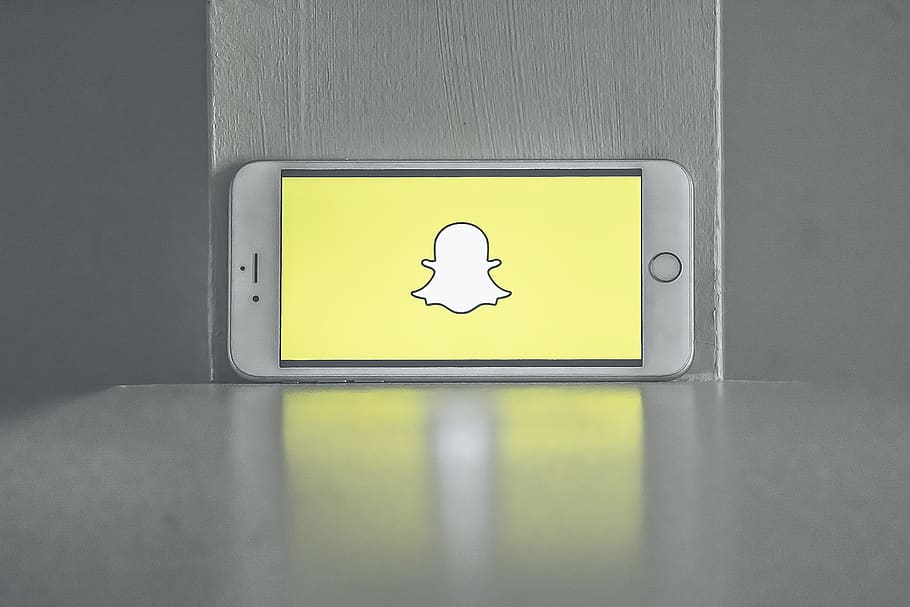 iphone, Schnappschuss-Logo, Bildschirm, Elektronik, Gadget, Internet, Snapchat, sozialen Medien, Technologie, drinnen, Badezimmer, Kommunikation, Nahansicht, öffentliche Toilette, Hygiene, Wandbau - Funktion, Toilette Zeichen, keine Leute, Hinweisschild, Toilette, Eingang, Bequemlichkeit, Information, Tür, Zeichen, menschliche Darstellung, öffentliches Gebäude, grau, 1080P