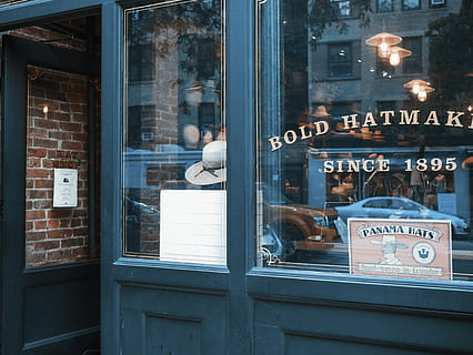 kühner Hutmacherladen, Backstein, Vereinigte Staaten, New York, Greenwich Village, Stadt, Geschäft, Fenster Reflexion, Schaufenster, Jahrgang, Dorf, Fenster, Orange, Petrol, York, Neu, Nyc, Greenwich, Hut, Restaurant, transparent, Glas - Material, Text, Kommunikation, westliche Schrift, Gebäudehülle, die Architektur, Reflexion, gebaute Struktur, keine Leute, beleuchtet, Tag, Verkauf, Zeichen, Verkaufsdisplay, Information, draußen, Glas, Konsumismus, 4K, CC0, gemeinfrei, lizenzfrei