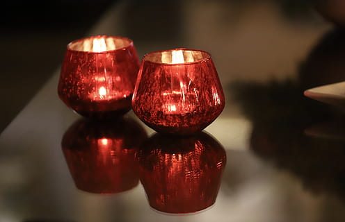 kerst, primer pla, reflexió, il·luminat, a l'interior, centrar-se en primer pla, cap gent, decoració, vela, equips d’il·luminació, vermell, celebració, foc, flama, llum - fenomen natural, brillant, en fila, cremant, grup d'objectes, naturalesa, llum, llum del te, 4K, CC0, domini públic, lliure de regalies