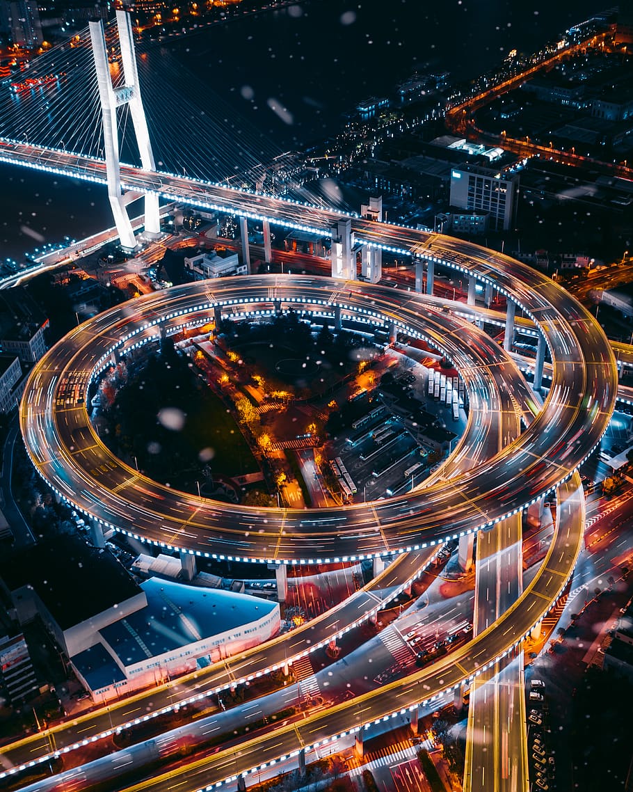 encès, carretera, nit, arquitectura, estructura construïda, ciutat, il·luminat, moviment, exterior de l'edifici, connexió, transport, paisatge urbà, exposició llarga, cap gent, carrer, vista d’angle alt, vida de ciutat, sender lleuger, velocitat, carretera elevada, modern, a l'aire lliure, autopista de carrils múltiples, exterior d’edifici d’oficines, gratacels, complexitat, 2K