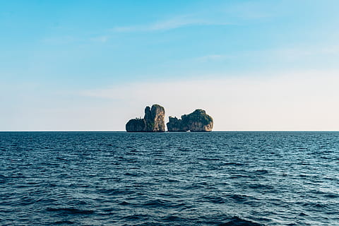 isola, Tailandia, oceano, acqua, isole phi phi, promontorio, mare, natura, all'aperto, paesaggio, costa, scogliera, spiaggia, cielo, orizzonte, roccia, scenario, vacanza, avatar, isole, barca, lungomare, orizzonte sull'acqua, scenics - natura, bellezza nella natura, scena tranquilla, blu, la tranquillità, nessuno, idilliaco, giorno, increspato, roccia - oggetto, pila rock, 5K, CC0, dominio pubblico, privo di copyright