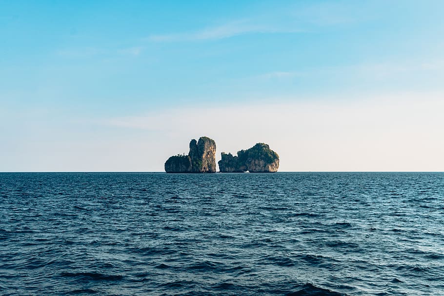illa, Tailàndia, oceà, aigua, Illes phi phi, promontori, mar, naturalesa, a l'aire lliure, paisatge, Costa, penya-segat, platja, cel, horitzó, rock, vacances, avatar, illes, vaixell, davant del mar, horitzó sobre l’aigua, escenics - natura, bellesa a la natura, escena tranquil·la, blau, tranquil·litat, cap gent, idíl·lic, dia, ondulat, rock - object, pila de roca, 5K