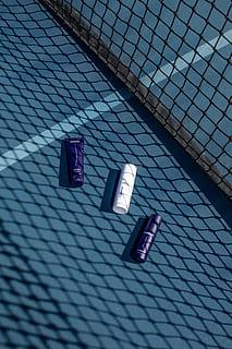tre contenitori di colori assortiti, alluminio, lattina, può, curology, bombola spray, costruzione, cosmetici, deodorante, edificio per uffici, cilindro, prodotti in scatola, cibo, urbano, città, cittadina, cestino, architettura, Foglio, mezzi di trasporto, aereo, nessuno, modello, comunicazione, vista dall'alto, in casa, sceneggiatura occidentale, testo, avvicinamento, fotogramma intero, giorno, blu, natura morta, tecnologia, strutturato, cartello, forma, design, metallo, connessione, illuminato, tasto del computer, 5K, CC0, dominio pubblico, privo di copyright