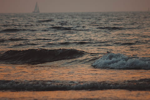 onda dell'oceano, nuvoloso, cielo, acqua, oceano, mare, montagna, natura, vulcano, all'aperto, cratere, onde del mare, costa, spiaggia, Dunkirk, Francia, barca a vela, onda, di marea, marea, tramonto, movimento, bellezza nella natura, nessuno, lungomare, terra, sport, scenics - natura, orizzonte, orizzonte sull'acqua, sport acquatico, potere in natura, 5K, CC0, dominio pubblico, privo di copyright