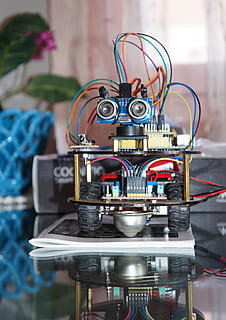 robot, pequeña, equipo, modelo, construir, linda, juguete, figura, tecnología, de cerca, maquinaria, centrarse en primer plano, nadie, adentro, metal, conexión, industria, mesa, día, naturaleza muerta, parte de maquina, complejidad, Industria electrónica, cable, equipo eléctrico, rueda, 2K, CC0, dominio público, libre de derechos