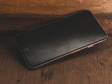 taula, telèfon, mòbil, objecte, electrònica, poma, producte, pantalla, tocar, tecnologia, iphone, fusta, , natura morta, material de fusta, cap gent, tecnologia sense fils, vista d’angle alt, primer pla, telèfon intel·ligent, a l'interior, comunicació, sol objecte, dispositiu d’informació portàtil, telèfon mòbil, connexió, centrar-se en primer pla, metall, còpia espai, color negre, dia, 4K, CC0, domini públic, lliure de regalies