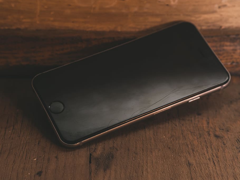 taula, telèfon, mòbil, objecte, electrònica, poma, producte, pantalla, tocar, tecnologia, iphone, fusta, , natura morta, material de fusta, cap gent, tecnologia sense fils, vista d’angle alt, primer pla, telèfon intel·ligent, a l'interior, comunicació, sol objecte, dispositiu d’informació portàtil, telèfon mòbil, connexió, centrar-se en primer pla, metall, còpia espai, color negre, dia, 4K
