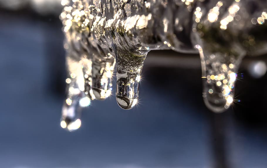 gotes d’aigua, borrós, brillant, primer pla, fred, cristall, degoteig, tirar, zing, gelades, gelada, congelat, glisten, gel, joieria, macro, preciosa, pluja, reflexió, reflexions, espurna, escumós, aixeta, aigua, temps, hivern, temperatura de fred, neu, cargol, naturalesa, cap gent, medi ambient, centrar-se en primer pla, enfocament selectiu, floc de neu, penjant, il·luminat, arquitectura, nivell superficial, color plata, 4K