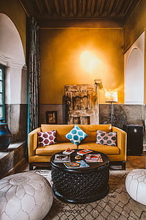 leeres Sofa, Möbel, drinnen, Zimmer, Wohnzimmer, Couch, Teppich, Tabelle, Kaffetisch, Innenarchitektur, Mannschaftssport, Mannschaft, Fußball, Sport, Ball, Empfangshalle, Ottomane, Wartezimmer, Wohnraum, Wohngebäude, keine Leute, Abwesenheit, Sofa, Kissen, Lichtanlage, Kamin, beleuchtet, Tag, Luxus, Zuhause, ausgestopft, die Architektur, Wandbau - Funktion, gebaute Struktur, elektrische Lampe, 2K, CC0, gemeinfrei, lizenzfrei