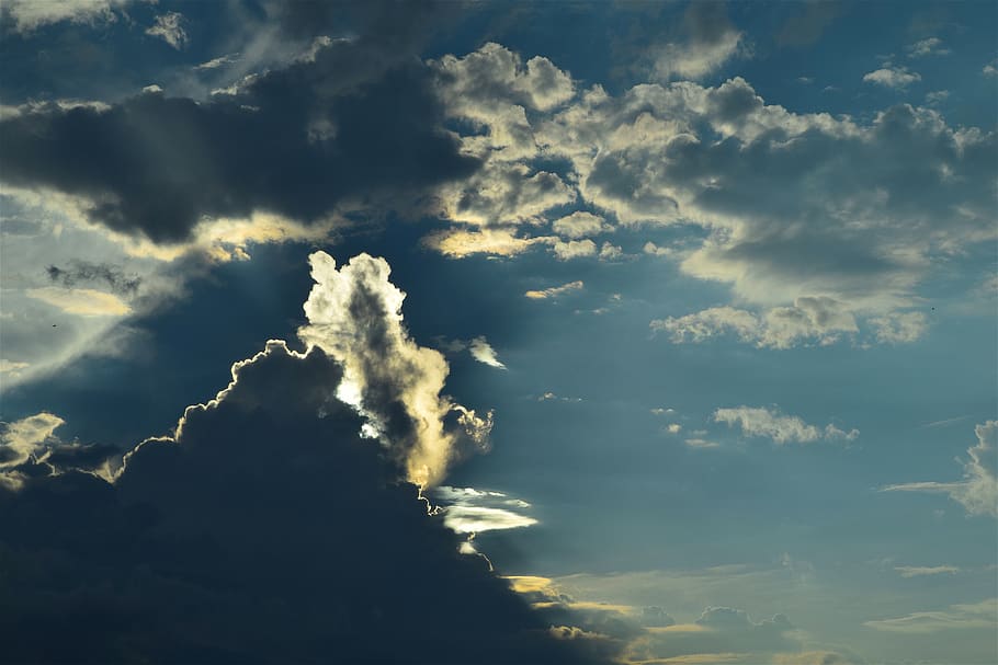 grå, skyer, blå, himmel, overskyet, mørk, dagslys, lys, storm, sol, sky - himmel, skønhed i naturen, scenics - natur, ro, natur, ingen mennesker, lav vinkel visning, rolig scene, sollys, idyllisk, udendørs, dramatisk himmel, cloudscape, miljø, dag, solnedgang, baggrunde, meteorologi, 5K