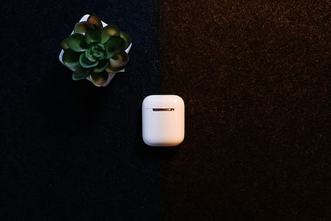 ratolí, maquinari, ordinador, electrònica, poma, tecnologia mínima, airpods, telèfon mòbil, mòbil, telèfon, accessori, accessoris, medicació, pastilla, art, porcellana, ceràmica, cilindre, verd, text, a l'interior, directament a sobre, cap gent, vela, vista d’angle alt, fons negre, tir de l'estudi, taula, primer pla, il·luminat, naturalesa, natura morta, flama, foc, equips d’il·luminació, Color blanc, còpia espai, cremant, frescor, tallar, llum del te, 5K, CC0, domini públic, lliure de regalies