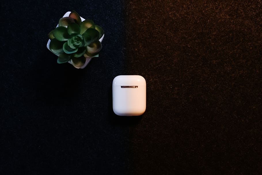 ratolí, maquinari, ordinador, electrònica, poma, tecnologia mínima, airpods, telèfon mòbil, mòbil, telèfon, accessori, accessoris, medicació, pastilla, art, porcellana, ceràmica, cilindre, verd, text, a l'interior, directament a sobre, cap gent, vela, vista d’angle alt, fons negre, tir de l'estudi, taula, primer pla, il·luminat, naturalesa, natura morta, flama, foc, equips d’il·luminació, Color blanc, còpia espai, cremant, frescor, tallar, llum del te, 5K