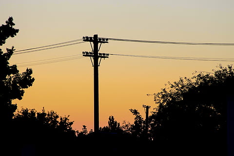 suport, cable, electricitat, volta, Poder electric, energia, indústria, publicació, cel, industrialització, infraestructura, inzheniriya, posta de sol, línia, corrent, silueta, arbre, planta, tecnologia, línia elèctrica, piló d’electricitat, connexió, naturalesa, Font d'alimentació, vista d’angle baix, cap gent, generació de combustible i energia, color taronja, a l'aire lliure, cel clar, creixement, línia telefònica, equipament elèctric, 5K, CC0, domini públic, lliure de regalies