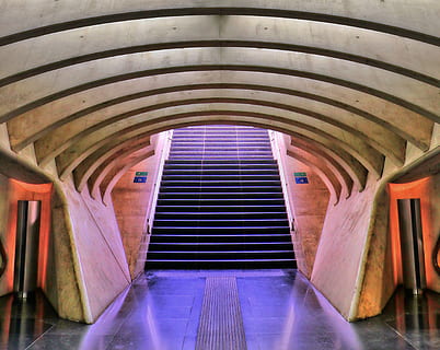 trappe, arkitektur, bygning, loft, design, tom, indendørs, lys, moderne, perspektiv, trin, metro system, tunnel, by-, bue, bygget struktur, ingen mennesker, vejen frem, retning, trapper og trapper, fravær, transportmidler, faldende perspektiv, dag, undergrundsbane, belyst, metal, lilla, buet, fodgængertunnel, underjordiske gangbro, 2K, CC0, offentligt domæne, royaltyfrie