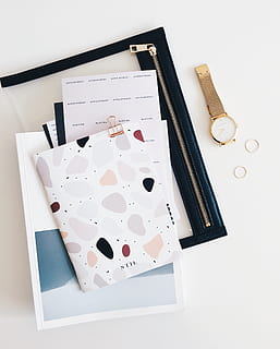 analog berwarna bulat emas, menonton, gelang tautan, flatlay, tata letak datar, tata letak, notes, buku catatan, jam tangan, cincin, tambahan, meja tulis, aksesori meja, meja berbaring datar, bisnis, meja, teknologi, latar belakang, ponsel pintar, tablet digital, tepat di atas, peralatan, dokumen, komputer, telepon, kreativitas, 2K, CC0, domain publik, bebas royalti