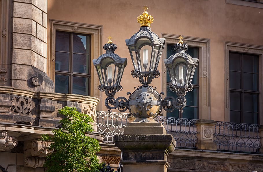Dresda, lanterne, lanterna, architettura, vecchio, illuminazione, costruzione, lampione, nostalgia, città, centro storico, architettura dresda, Sassonia, Germania, Luoghi di interesse, romantico, monumento, turismo, Europa, struttura costruita, esterno dell'edificio, attrezzatura per l'illuminazione, nessuno, scultura, il passato, storia, destinazioni di viaggio, Inquadratura dal basso, giorno, arte e artigianato, strada, rappresentazione, ringhiera, finestra, statua, all'aperto, lampada elettrica, colonna architettonica, 4K