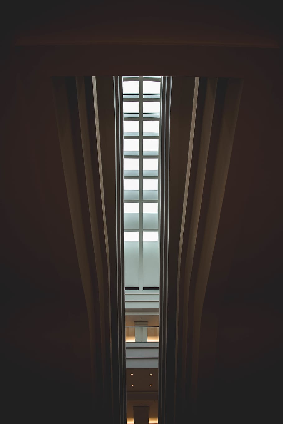 architektura, budova, okno, střešní okno, Německo, Berlín, koridor, dveře, bydlení, podlaha, silnice, alej, uličkou, městský, město, ulice, apsida, kancelářská budova, přístřešek, uvnitř, nikdo, stavba, den, temný, sklo - materiál, vzor, strop, průhledný, nízký úhel pohledu, Příroda, svítí, design, slunečního světla, domácí místnost, 5K