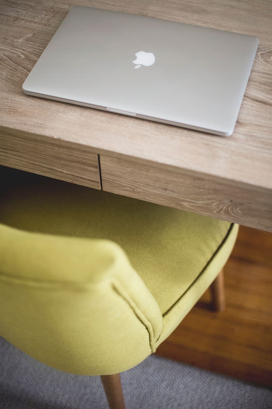 bærbar, æble, macbook, computer, browser, forskning, undersøgelse, skole, forretning, arbejde, skrivebord, kontor, stol, indendørs, træ - materiale, menneskelig kropsdel, bord, menneskelig hånd, høj vinkel visning, hånd, en person, tæt på, bedrift, offentliggørelse, Bestil, livsstil, hjem interiør, møbel, lempelse, gulve, tekstil, 5K