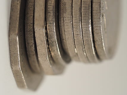treballar, diners en efectiu, pila de monedes, pila de diners, pila, primer pla, macro, gris, metall, plata, aud, monedes, diners, a l'interior, cap gent, vell, fons blanc, sol objecte, enfocament selectiu, directament a sobre, negocis, objectes fets per l’home, material de fusta, tir de l'estudi, fet per l'home, natura morta, equipament, menjar i beguda, primer pla extrem, equipament per a la llar, aliatge, acer, color plata, 4K, CC0, domini públic, lliure de regalies