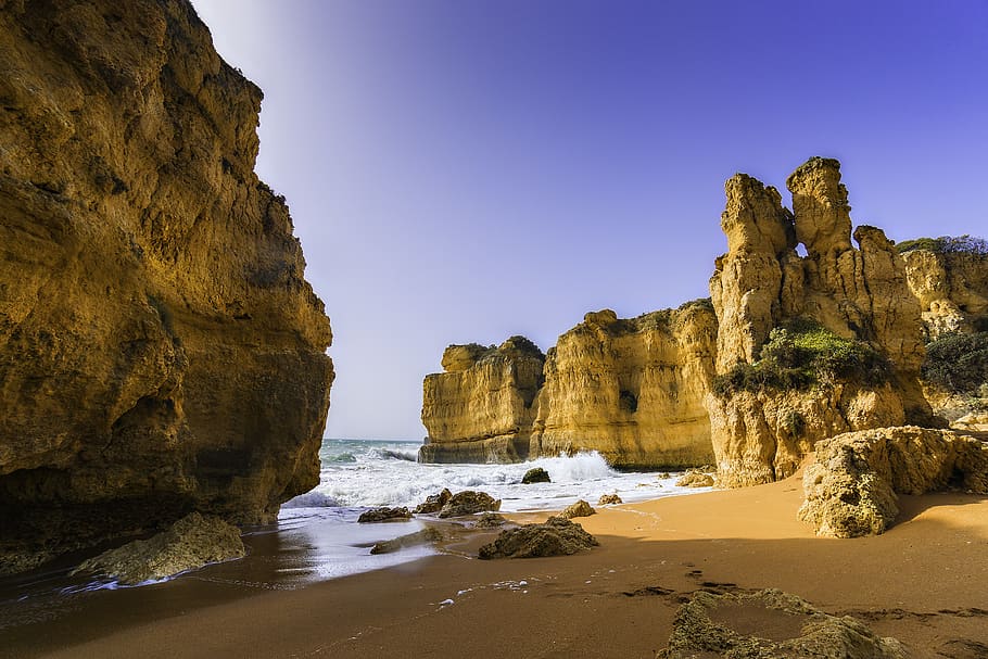 Platja propera a la muntanya, platja, penya-segats, la llum del dia, erosió, paisatge, naturalesa, oceà, formació de roca, roques, sorra, gres, escènic, mar, paisatge marí, vora del mar, Riba, cel, aigua, onades, rock, rock - object, sòlid, terra, escenics - natura, bellesa a la natura, penya-segat, escena tranquil·la, tranquil·litat, escena no urbana, cap gent, a l'aire lliure, erosionat, 2K