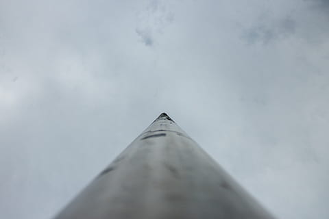 pólo, céu, nuvem - céu, visão de baixo ângulo, natureza, ninguém, dia, arquitetura, alto - alto, ao ar livre, estrutura construída, copie o espaço, transporte, forma triangular, exterior do edifício, foco seletivo, seção alta, beleza na natureza, torre, viagem, diretamente abaixo, 5K, CC0, domínio público, royalty free