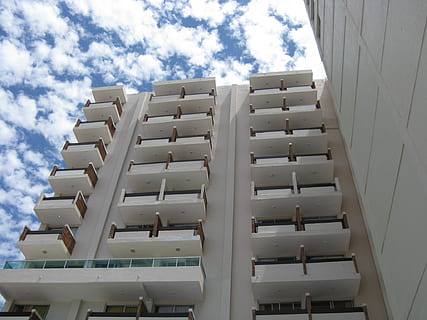 perspectiva, edifici, arquitectura, cel, núvol - cel, vista d’angle baix, estructura construïda, exterior de l'edifici, cap gent, dia, naturalesa, modern, en fila, a l'aire lliure, ciutat, patró, Color blanc, barri residencial, sostre, llum solar, finestra, apartament, directament a sota, 1080P, CC0, domini públic, lliure de regalies