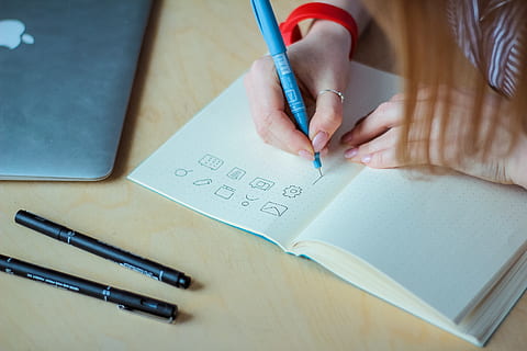 la personne, dessin, carnet, en utilisant, stylo, art, fermer, composition, ordinateur, créer, mignonne, dessiner, mains, devoirs, illustration, à l'intérieur, portable, bloc-notes, Bureau, papier, des stylos, bague, esquisser, carnet de croquis, table, La technologie, femme, une personne, l'écriture, main humaine, main, texte, bloc note, en portant, partie du corps humain, section médiane, livre, éducation, publication, écriture occidentale, vue grand angle, gouvernement, en train d'étudier, 2K, CC0, domaine public, libre de droits