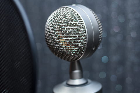 microfono, dispositivo di input, cultura artistica e intrattenimento, musica, tecnologia, avvicinamento, attrezzatura, attrezzatura per la registrazione del suono, nessuno, in casa, equipaggiamento audio, comunicazione, studio, studio di registrazione, metallo, concentrarsi sulle conoscenze acquisite, singolo oggetto, color argento, messa a fuoco selettiva, modello, supporto per microfono, vita notturna, 5K, CC0, dominio pubblico, privo di copyright