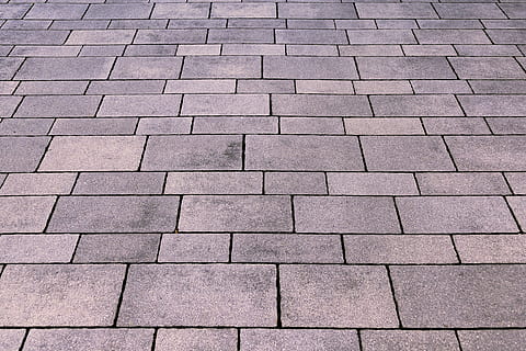 Patch, Platten, gepflastert, Pflasterstein Textur, Pflastersteine, Hintergrund, Naturstein, Stein, Muster, Struktur, Oberfläche, Weg, Transport, Stadt, Straße, Innenstadt, Vollbild, Hintergründe, Fußweg, keine Leute, High Angle View, Pflasterstein, texturiert, Wiederholung, Tag, Backstein, draußen, Kopfsteinpflaster, Natur, in einer Reihe, Design, Sonnenlicht, 5K, CC0, gemeinfrei, lizenzfrei