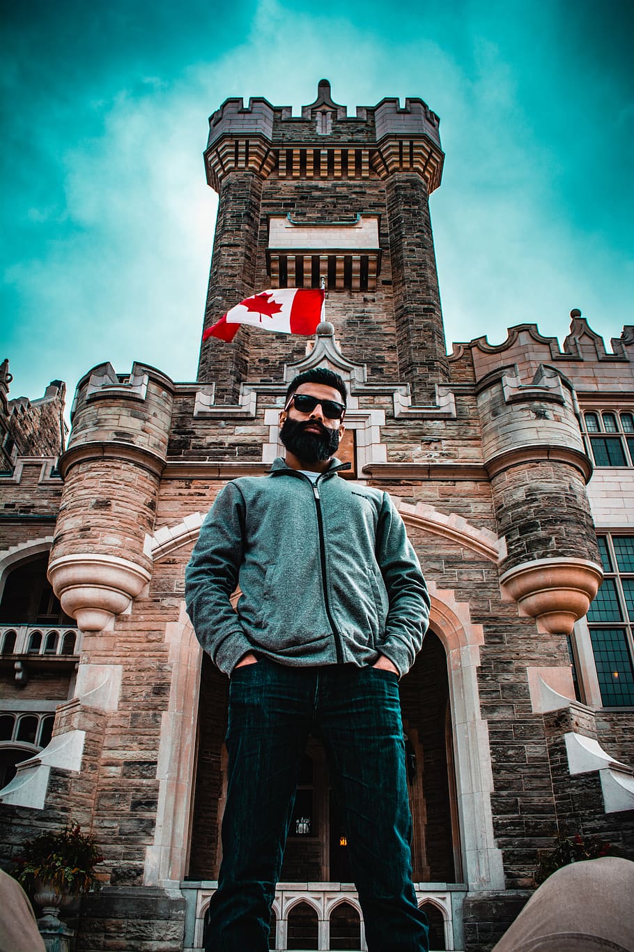Canada, toronto, cazzuto, castello, canadese, bandiera del Canada sul castello, castello canadese, bandiera canadese, architettura, struttura costruita, esterno dell'edificio, persone reali, una persona, in piedi, costruzione, storia, il passato, cielo, tre quarti, uomini, stili di vita, attività di svago, nuvola - cielo, abbigliamento casual, vista frontale, Inquadratura dal basso, bicchieri, all'aperto, 5K