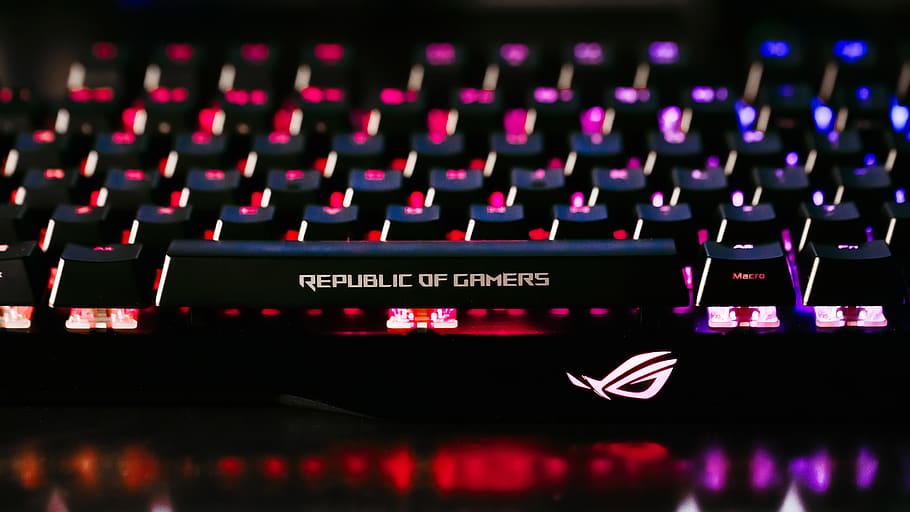 tastatur, asus, computer tilbehør, teknologi, lydoptagelsesudstyr, musik, kunstkultur og underholdning, kontrollere, lydudstyr, belyst, lyd mixer, tekst, meddelelse, støj, indendørs, ingen mennesker, lydstudie, tæt på, udstyr, computerudstyr, computer, studie, kontrolpanel, rockmusik, lydelektronik, 5K