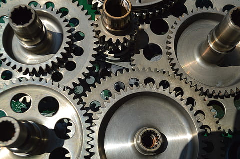 ingranaggi, motore, meccanico, ingegneria, steampunk, metallo, macchinario, attrezzatura, tecnologia, parte della macchina, industria, nessuno, avvicinamento, in casa, Ingranaggio, connessione, fotogramma intero, complessità, Oggetto creato dall'uomo, fatto dall'uomo, cerchio, forma geometrica, fabbrica, vista dall'alto, sfondi, color argento, lega, acciaio, equipaggiamento industriale, materiale elettrico, 5K