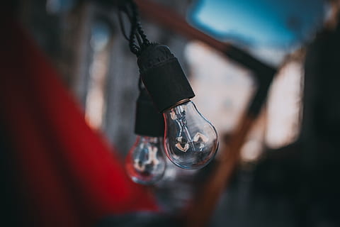 zwei Glühbirnen, lviv, Ukraine, Adapter, Verbinder, elektrisches Gerät, Stecker, Nahansicht, Fokus auf den Vordergrund, selektiver Fokus, Lichtanlage, hängend, Tag, die Glühbirne, drinnen, Menschen, Waffe, Gewehr, Stadt, nicht erkennbare Person, Lebensstile, Besetzung, halten, elektrische Lampe, 4K, CC0, gemeinfrei, lizenzfrei