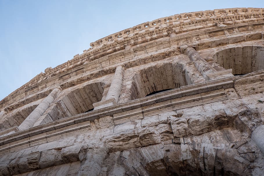 Coliseu, arquitetura, construção, arqueologia, superfície, arquitectónico, ruínas, antigo, perspectiva, pilar, coluna, monumento, castelo, solo, forte, cúpula, templo, cripta, cinzento, anfiteatro, história, o passado, céu, destinos de viagem, viagem, turismo, civilização antiga, visão de baixo ângulo, ninguém, ruína antiga, estrutura construída, natureza, dia, representação, representação humana, arte e Artesanato, construir, local de culto, escultura, arruinado, 5K