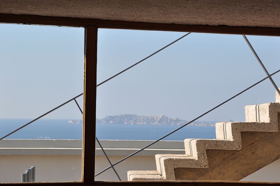 finestra, edifici, arquitectura, claraboia, pal d’utilitat, fusta, habitatge, edifici d'oficines, barana, finestra d'imatges, fusta contraxapada, torre, campanar, condomini, silueta, arqueologia, àtic, cúpula, estructura construïda, cap gent, cel, cel clar, dia, aigua, naturalesa, mar, a l'aire lliure, muntanya, llum solar, connexió, blau, vista d’angle baix, cable, 2K