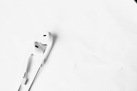 blanc, obertura, cànon, simple, mínim, earbud, poma, a l'interior, cap gent, còpia espai, primer pla, sol objecte, tir de l'estudi, Color blanc, senzillesa, vista d’angle alt, fons blanc, natura morta, bany, metall, higiene, directament a sobre, equipament, objectes fets per l’home, fet per l'home, netejar, art i artesania, color plata, 5K, CC0, domini públic, lliure de regalies