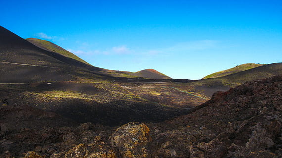 vista de la cordillera, naturaleza, al aire libre, meseta, campo, colina, desierto, tierra, montaña, cuesta abajo, paisaje, cordillera, alojamiento, edificio, tundra, pradera, panorámico, luz del sol, promontorio, paisajes - naturaleza, cielo, tranquilidad, escena tranquila, belleza en la naturaleza, ambiente, nadie, azul, escena no urbana, día, remoto, idílico, geografía Física, rock, cielo limpio, clima árido, pico de la montaña, 4K, CC0, dominio público, libre de derechos